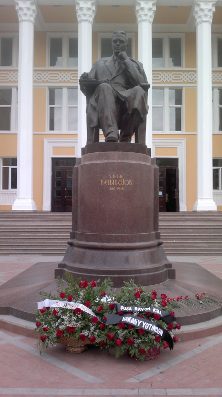 File:Hadžõbäjovi monument muusikaakadeemia ees.jpg